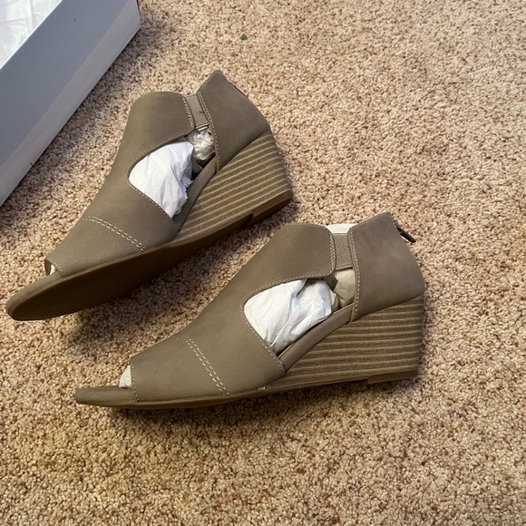 New in box, open toe heel sandals , size 9 - Picture 2 of 6